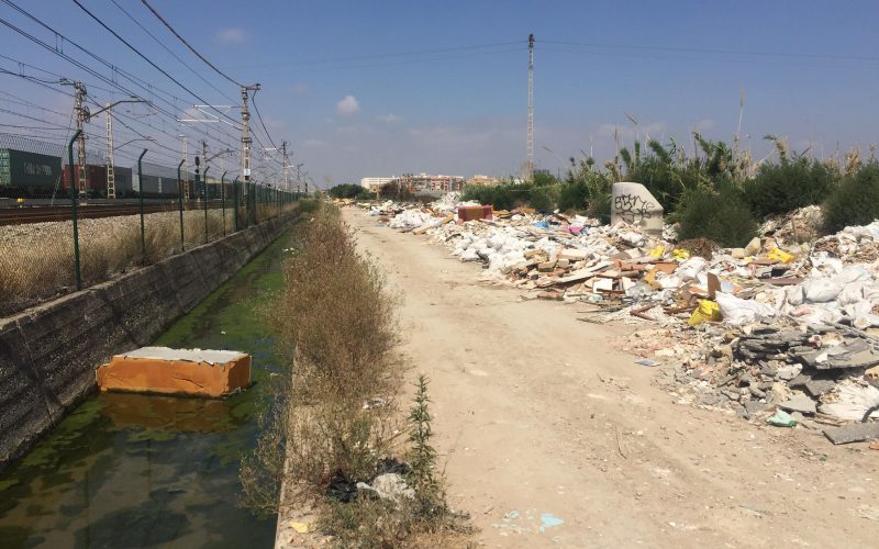 El abandono endémico de En Corts y La Punta: vertederos ilegales, contaminación acústica e inseguridad degradan la zona